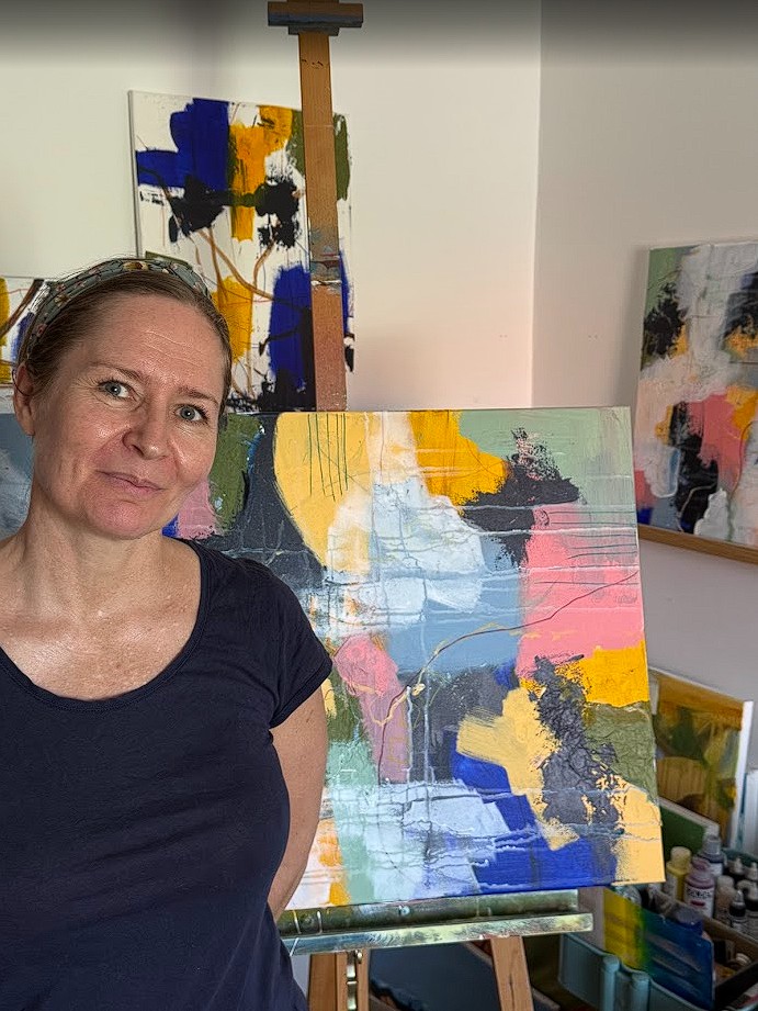 Kunstneren arbejder på et maleri